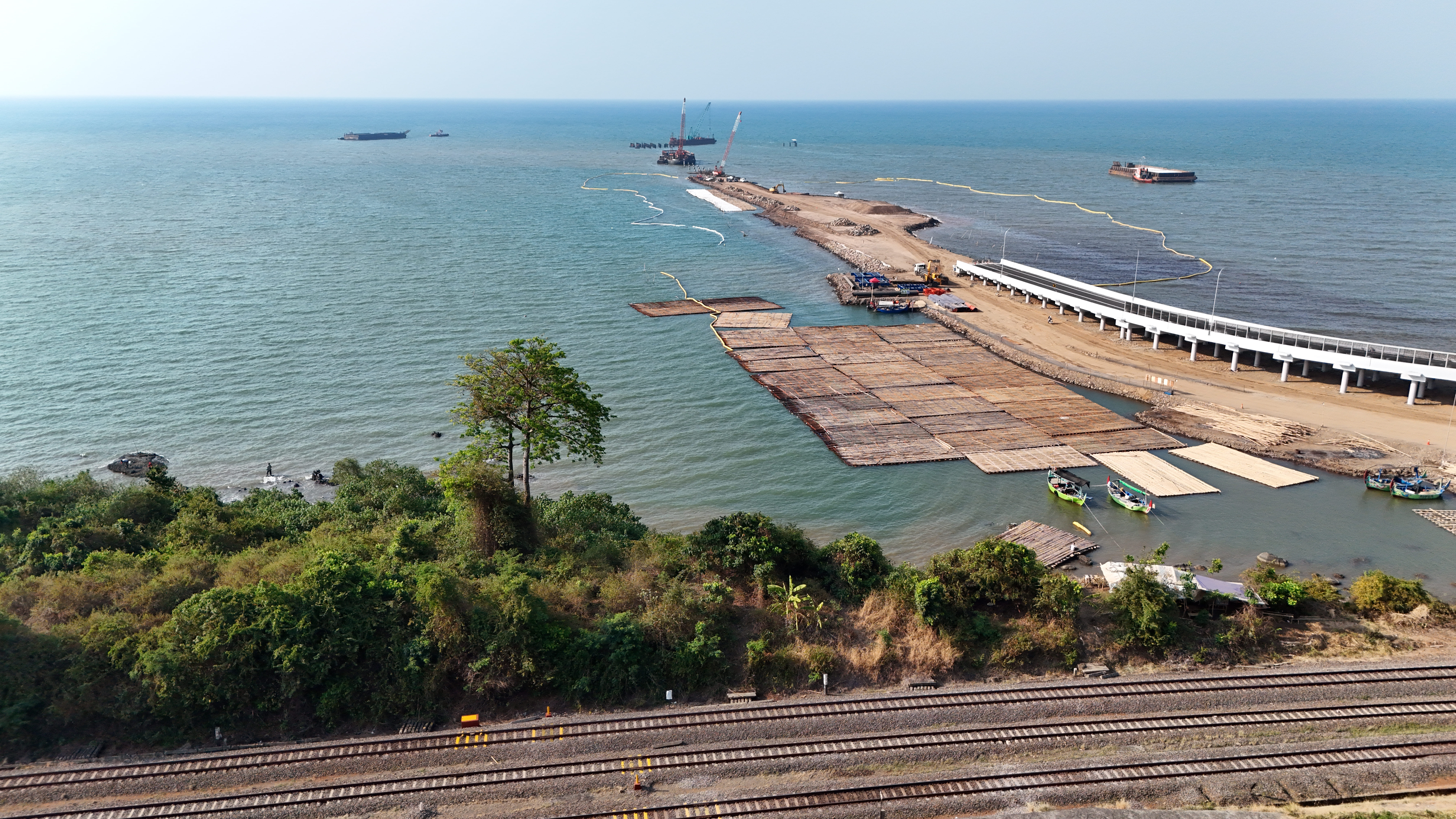 Pembangunan Dermaga Multipurpose Batang Tahap 1, Kawasan Industri Terpadu Batang (KITB) di Desa Ketanggan, Kecamatan Gringsing, Kabupaten Batang, Jawa Tengah oleh PT Brantas Abipraya (Persero))