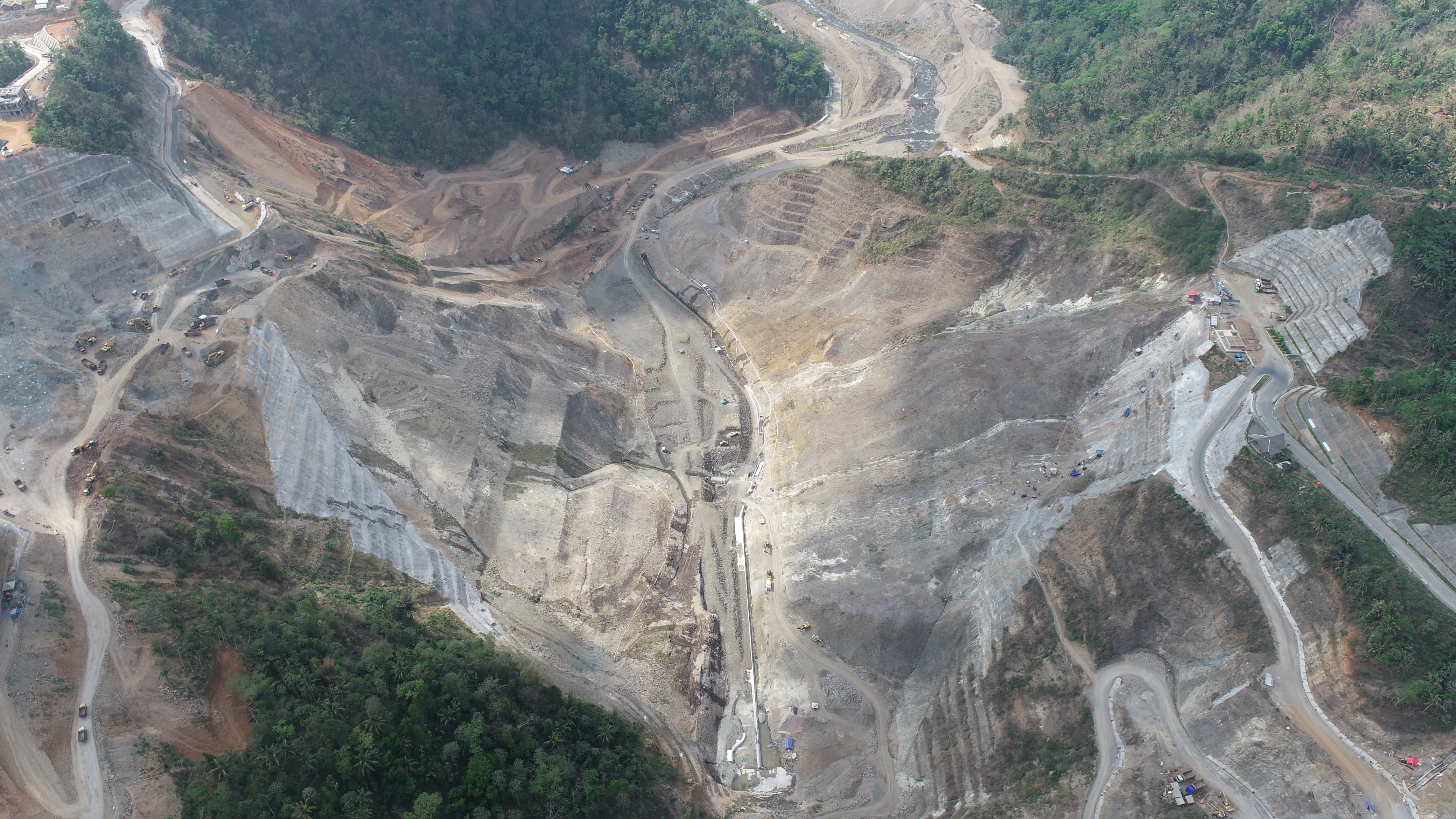 Brantas Abipraya Bangun Bendungan Bener