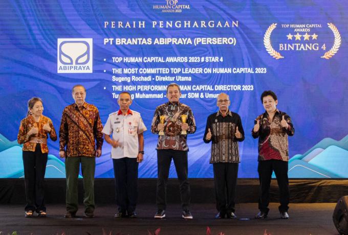Terus Bertranformasi di Bidang Human Capital, Brantas Abipraya Raih Penghargaan Top HC award 2023