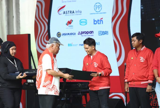 Basuki Hadimuldjono, Menteri PUPR memberikan penghargaan kepada Project Manager Brantas Abipraya sebagai Penyedia Jasa Terbaik pada Pembangunan Ibu Kota Nusantara (IKN)