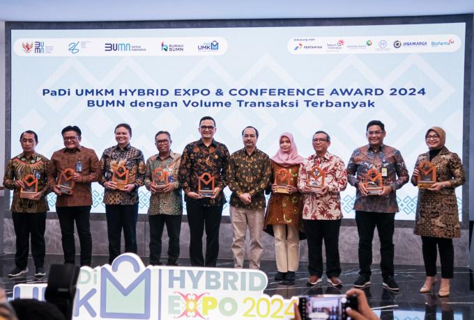 Serah terima 2 penghargaan Brantas Abipraya pada acara PaDi UMKM Hybrid Expo & Conference 2024