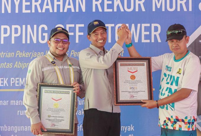 Penyerahan Rekor Muri & Topping off 8 Tower PT Brantas Abipraya