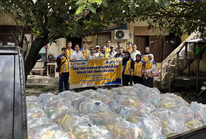 Bantuan dari Brantas Abipraya untuk korban bencana alam banjir dan tanah longsor di Sumatera Barat